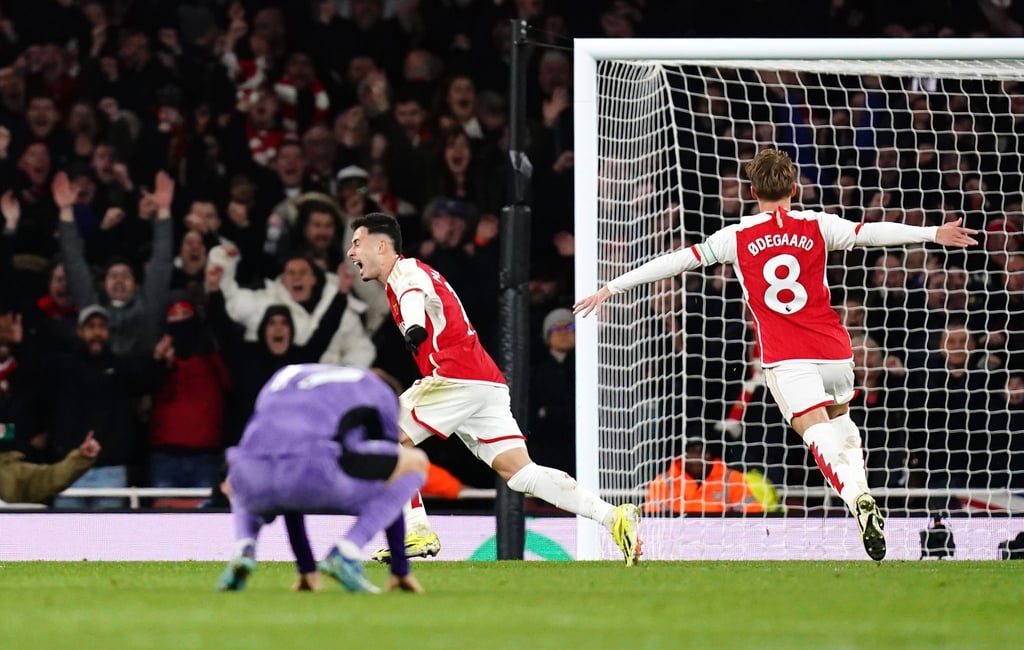 Arsenals Gabriel Martinelli (M) traf nach einem Missverständnis zwischen Alisson und Virgil van Dijk zum zwischenzeitlichen 2:1.