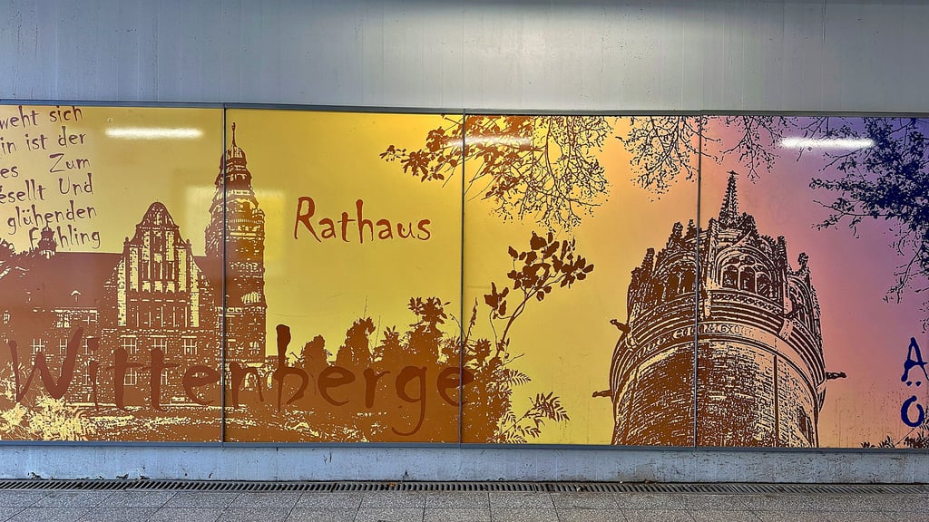 Die Wandmalerei im Bahnhofstunnel zu Wittenberge. Wegen eines Versehens ist dort die Wittenberger Schlosskirche zu sehen.