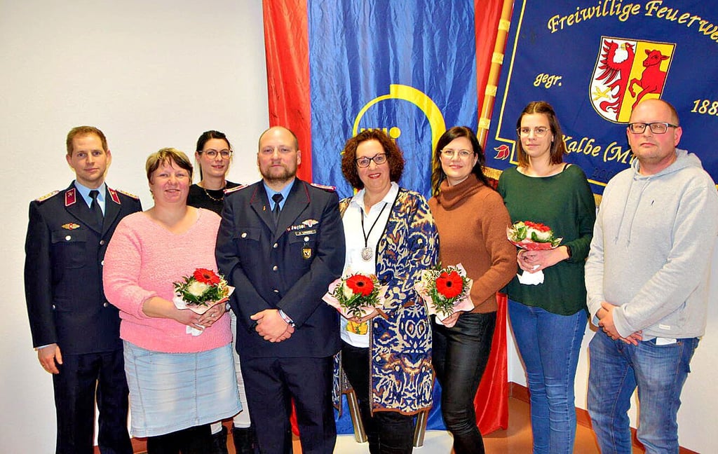 Der erste Vorstand des frisch gegründeten Fördervereines der Kalbenser Feuerwehr: André Tepper (von rechts), Lena Zische, Frauke Pietsch, Sigrun Kämpfer, André Lammek, Andrea Hahn-Buchmüller und Kathrin Frenzel hier mit Ortswehrleiter Ramón Rulff.