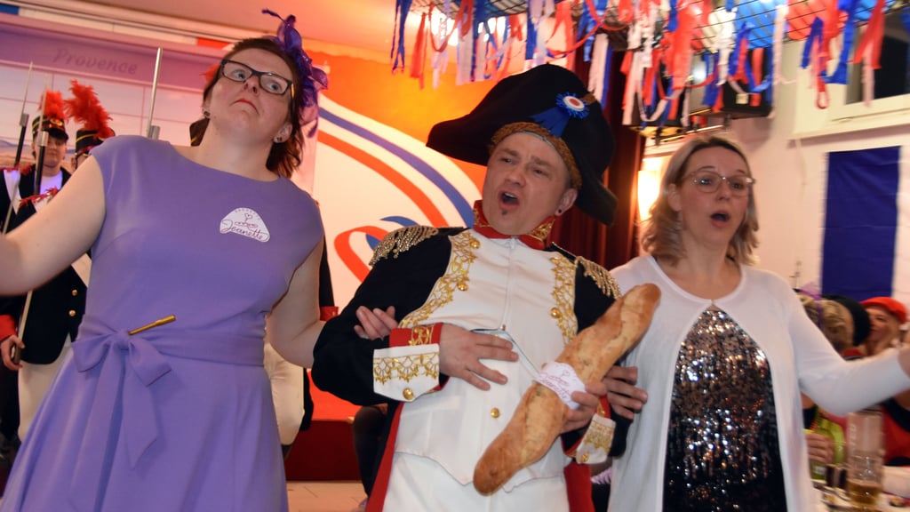 Kaiser Napoleon Bonaparte verkündet, dass er gesiegt habe. Ausgelassen rocken alle mit dem Eroberer, der statt Säbel ein Baguette schwingt.