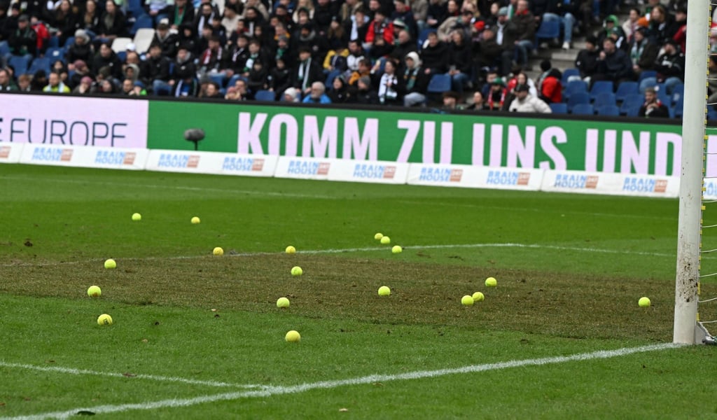 Tennisbälle werden immer wieder auf das Spielfeld geworfen, so dass das Spiel unterbrochen wurde.