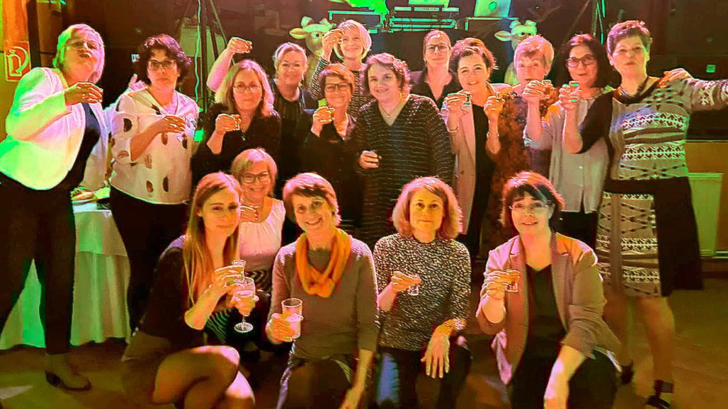 Während im Verein in den Anfangsjahren nur fußballspielende Männer organisiert waren, haben jetzt die Frauen in verschiedenen Gruppen den SV für sich entdeckt. Die Damen stoßen auf die sportliche Gemeinschaft an.