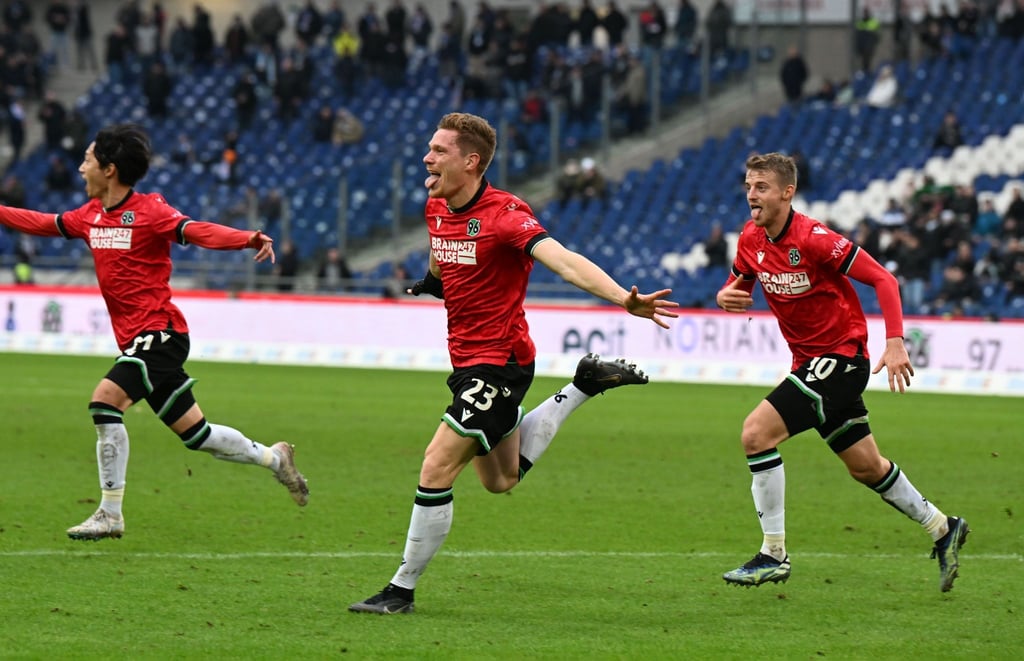 Hannovers Marcel Halstenberg (M) jubelt mit Sebastian Ernst (r) und Sei Muroya über sein Tor zum 2:1.