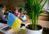 Ukrainische Schüler im Unterricht: Bislang lernen Schüler aus dem Land, die kein Deutsch sprechen häufig in Ankunftsklassen. Im Burgenlandkreis soll jetzt ein privater Anbieter einspringen.
