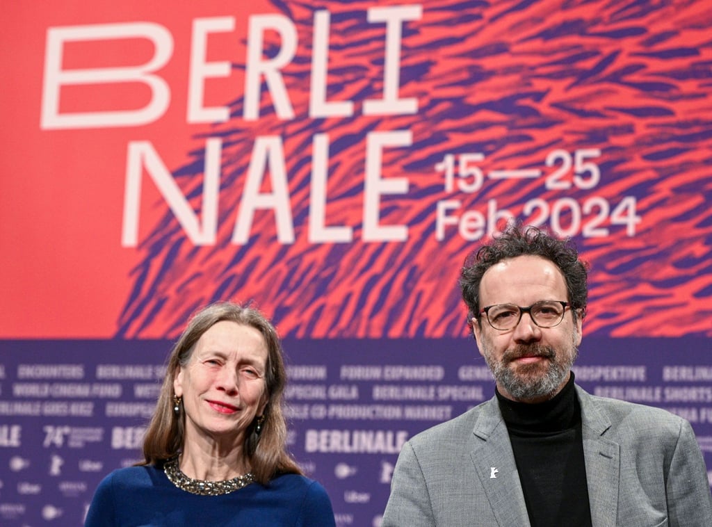 Das Leitungs-Duo der Berlinale, Mariette Rissenbeek, Geschäftsführerin, und Carlo Chatrian, künstlerischer Direktor, stehen bei der Bekanntgabe des Berlinale-Programms 2024 auf der Bühne.