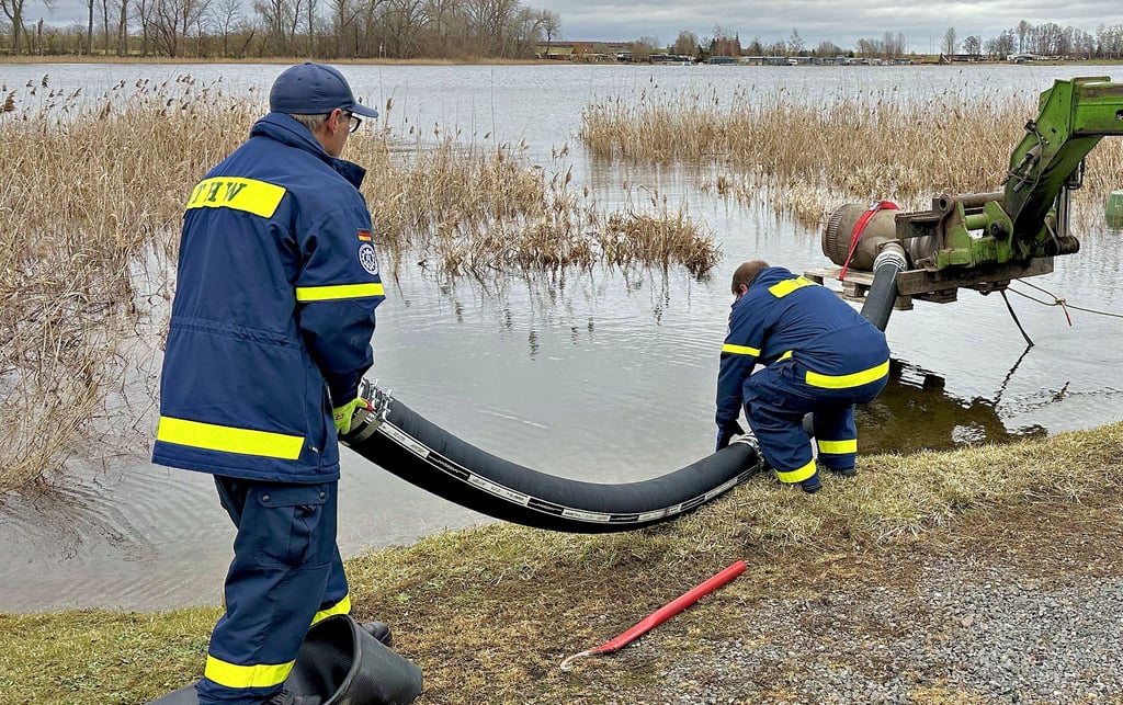 Einsatzkräfte des THW Calbe schufen am Sonnabendvormittag am Großen Schachtsee die Voraussetzungen dafür, dort das Wasser abpumpen zu können.