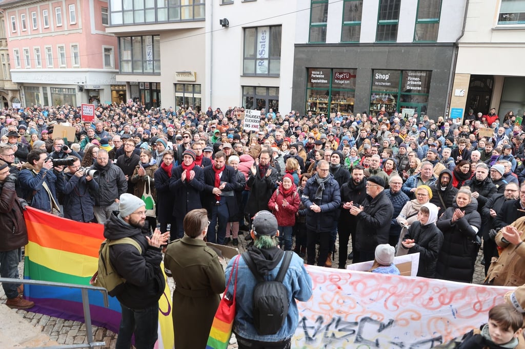 Teilnehmer einer Demonstration gegen Rechtsextremismus stehen zu Beginn der Demonstration auf dem Kirchplatz.