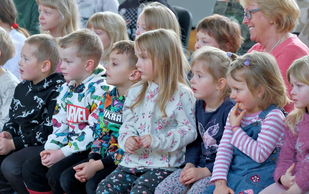 Zu den Gästen der 45-minütigen Aufführung haben auch die Kinder aus der angrenzenden Kita „Spatzennest“ gehört.