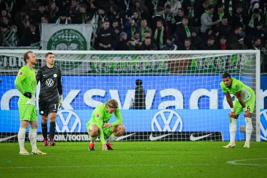 Lovro Majer (M) von Wolfsburg jubelt nach seinem per Elfmeter erzielten 2:2-Ausgleich.