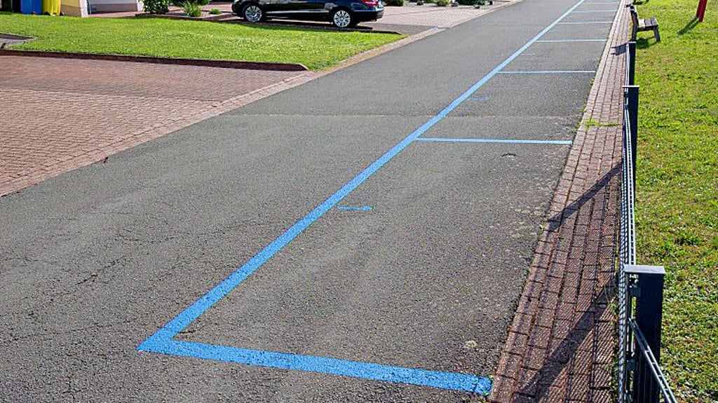 Die Stadt ließ die blauen Markierungen abfräsen.