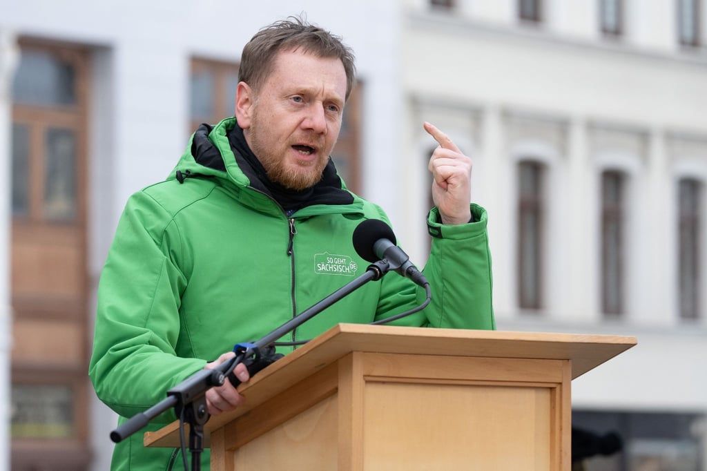 Michael Kretschmer (CDU), Ministerpräsident von Sachsen, spricht auf einer Demonstrationen gegen Rechtsextremismus auf dem Marienplatz.