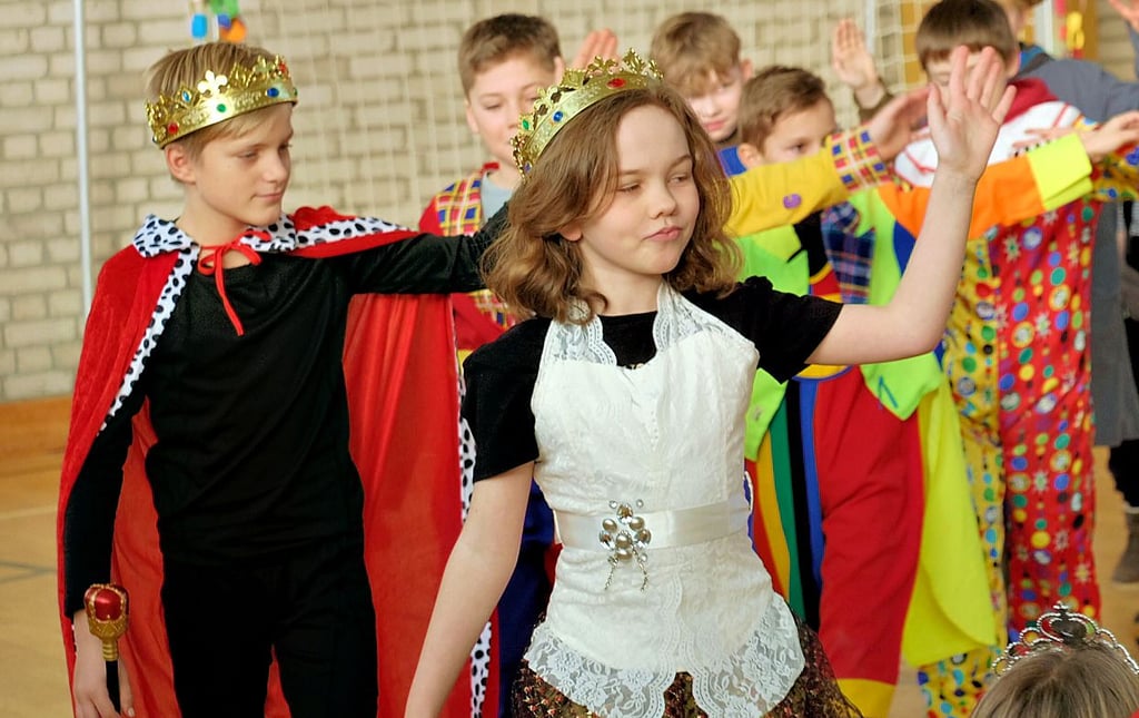 Königin Greta und König Louis drehen mit ihrem Gefolge nach der Vorstellung noch eine Ehrenrunde durch die Turnhalle.