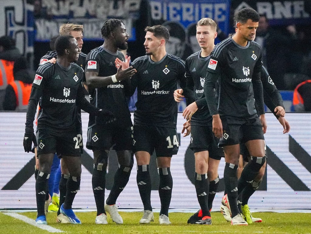 Hamburgs Spieler jubeln: Bei dem Dino läuft es derzeit.