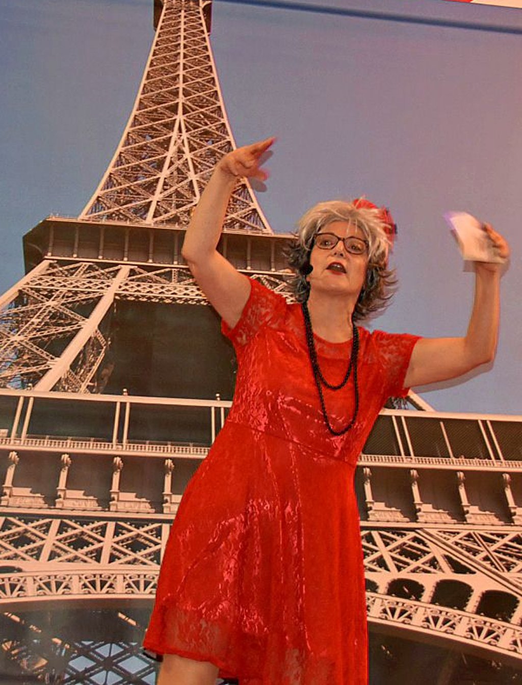 Moderatorin Simone Hintersdorf heizt das Publikum in Paris gekonnt an.