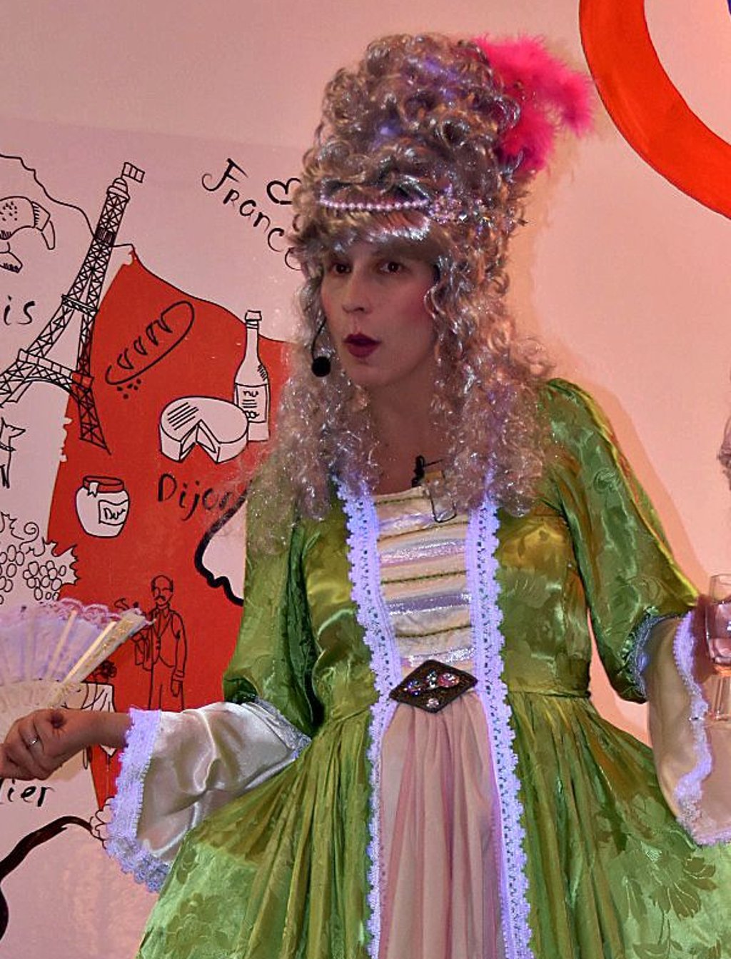 Königin Marie Antoinette versucht, in letzter Minute ihren Kopf zu retten.