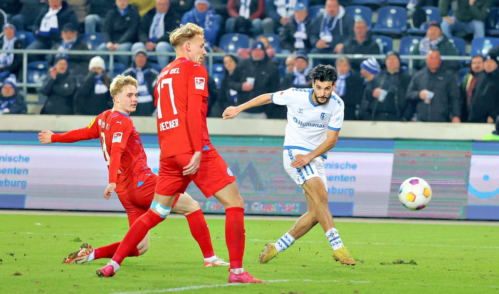 Steigerte sich in der Offensive mit dem Seitenwechsel wie der gesamte 1. FC Magdeburg: Mohammed El Hankouri (r.), hier mit Holstein Kiels Timo Becker und Finn Porath (l.).
