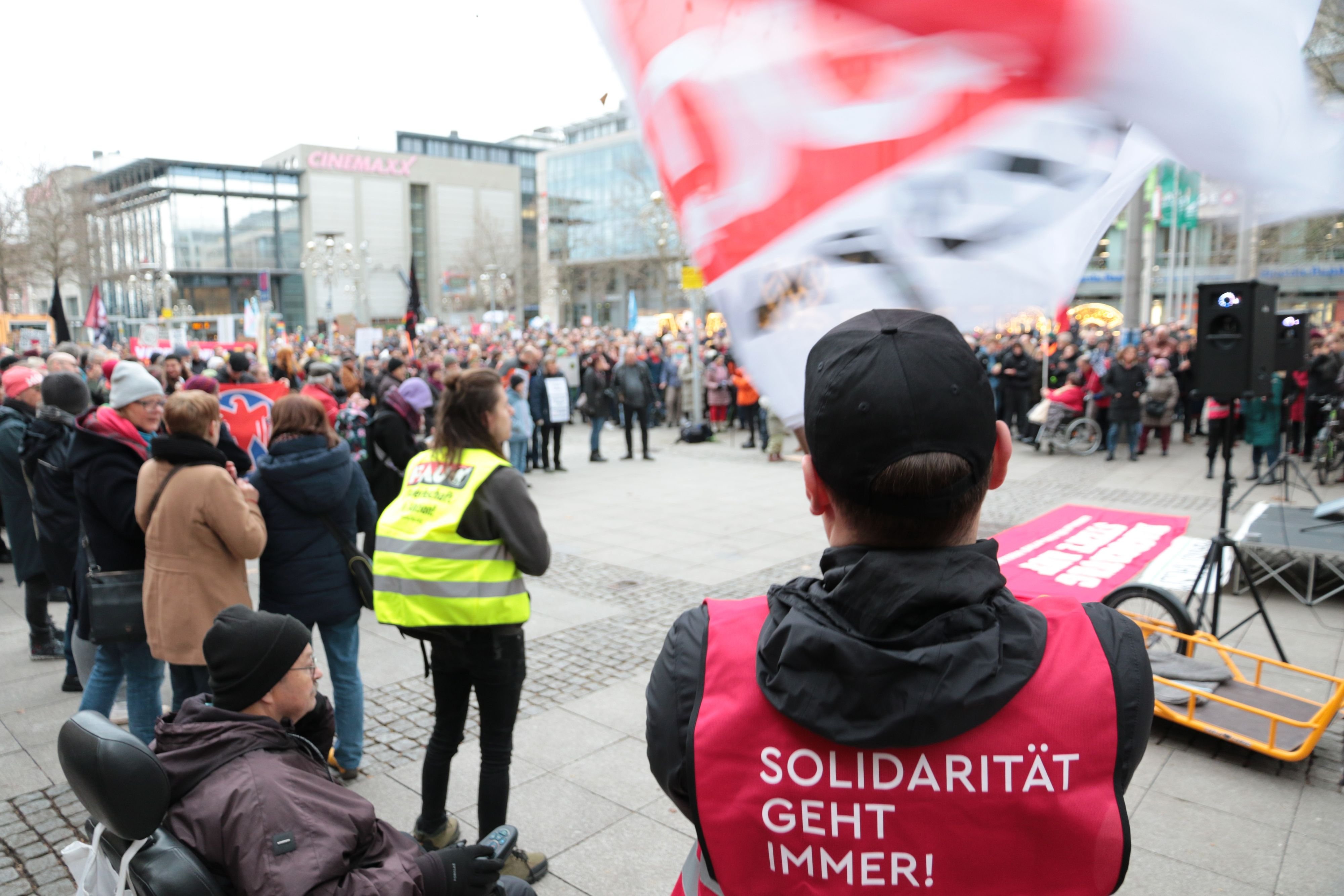 Demo: Hunderte Menschen Gehen In Magdeburg Gegen Rechtsruck Auf Die Straße