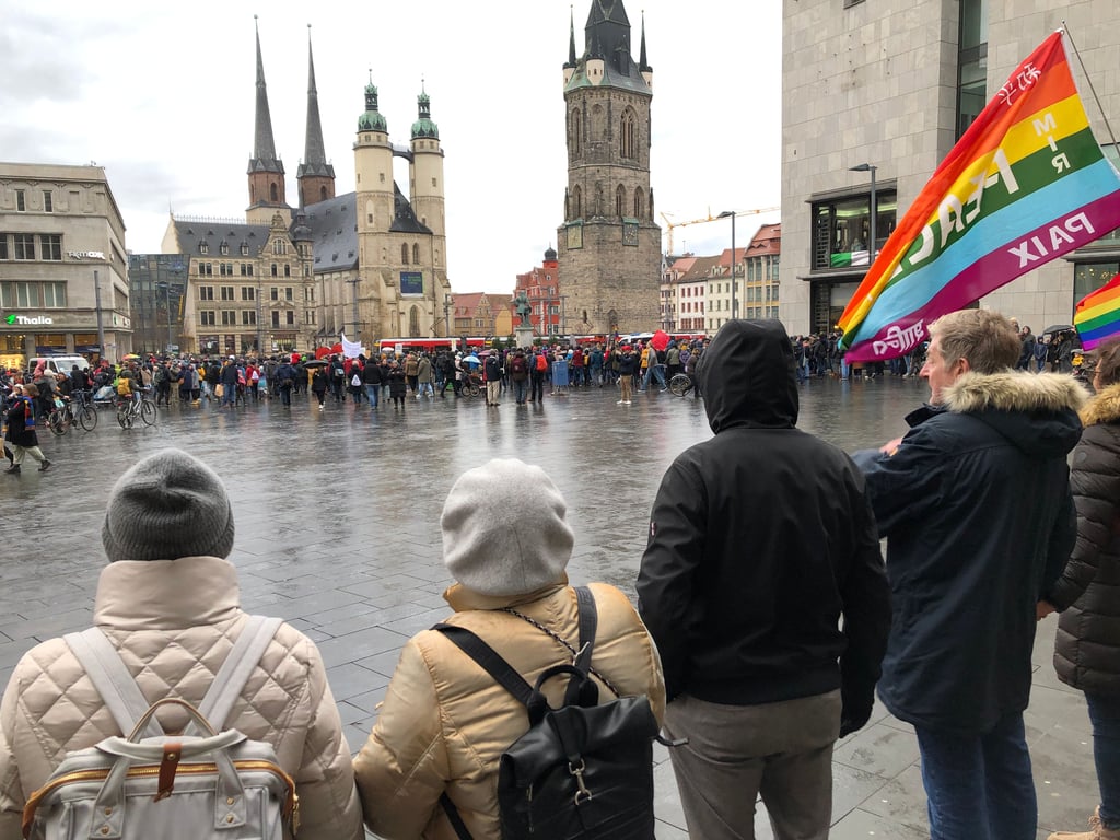 Rund 1.300 Teilnehmer der Demo haben am Samstag rund um den halleschen Markt eine Menschenkette gegen Rechts gebildet. 