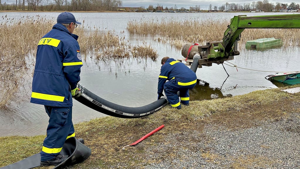 Einsatzkräfte des Technischen Hilfswerkes (THW) Calbe schufen am Sonnabendvormittag am Großen Schachtsee die Voraussetzungen dafür, dort das Wasser abpumpen zu können.