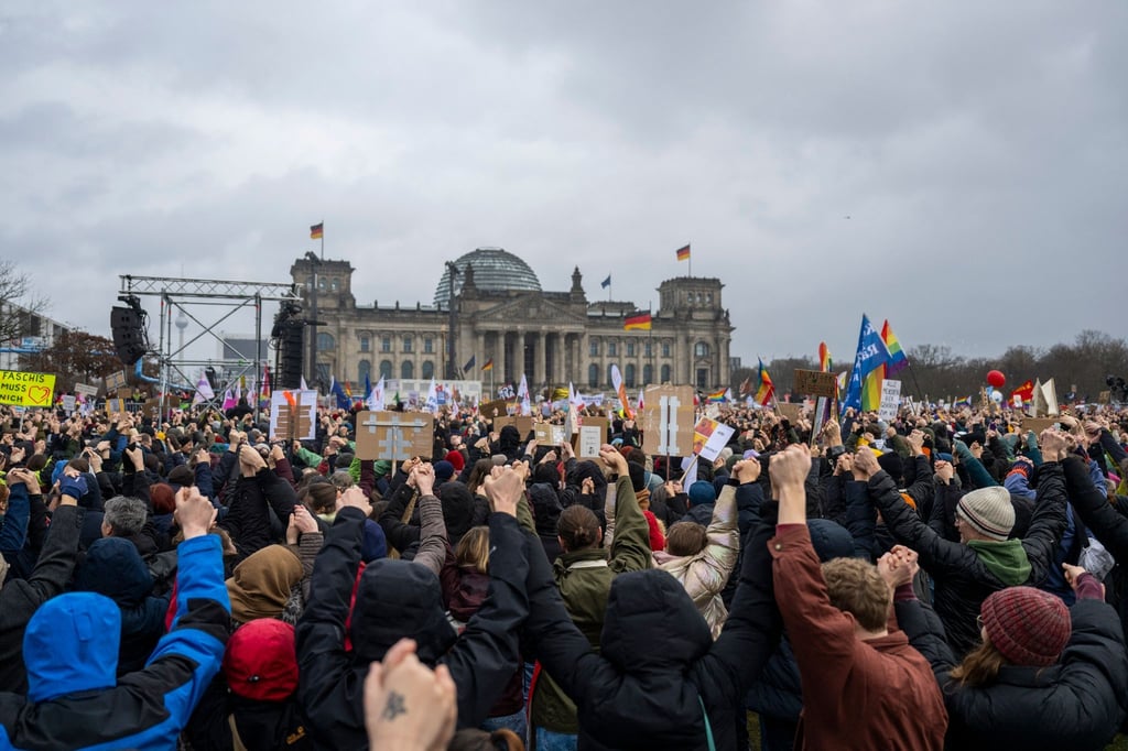 Zahlreiche Menschen nehmen an der Demonstration für Demokratie und gegen Rechtsextremismus teil.