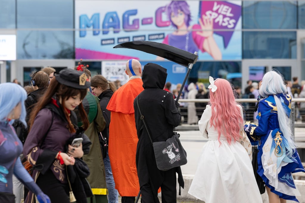 Viele Menschen stehen in langen Schlangen zur Eröffnung der Comic- und Spiele-Messe „MAG-C - Community-Convention“.