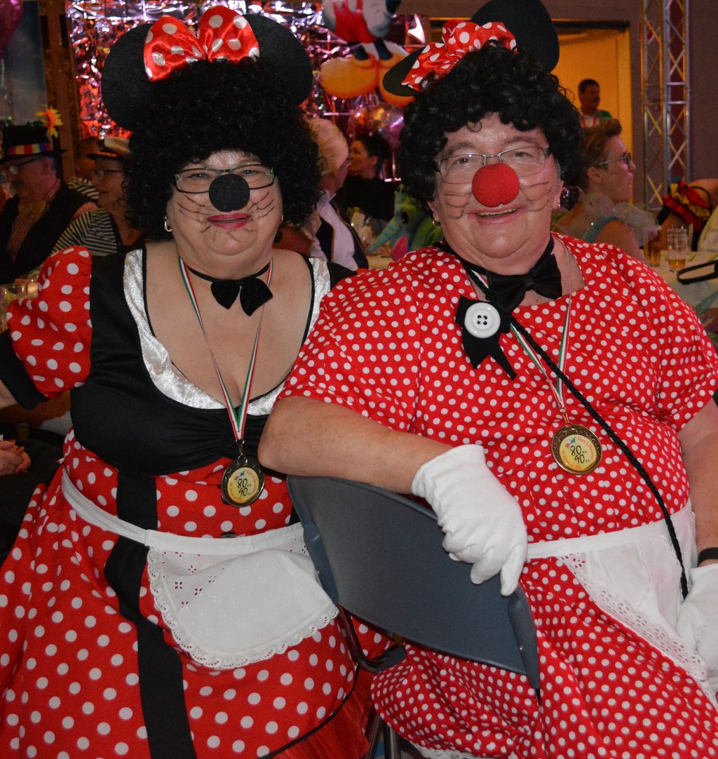 Margitta und Fred Klausch sind aus Berlin sind seit Jahrzehnten treue Fans des Osterburger Karnevals. Beim Disney-Spektakel hatte die gebürtige Altmärkerin ihre ganze Familie dabei. Den Preis für das beste Kostüm sicherte sich allerdings ihr Mann.Foto: Astrid Mathis