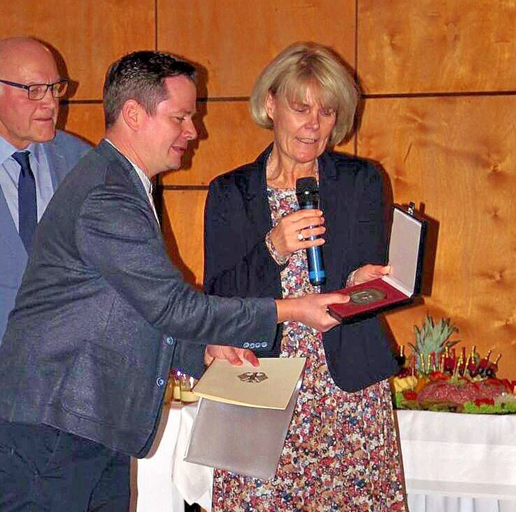 Christa Dieckmann vom Sportministerium überreicht die Sportplakette an den SV-Vorsitzenden Sören Haering.