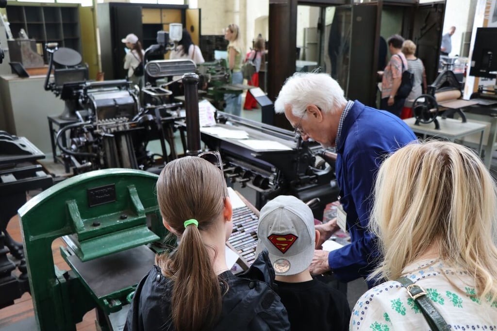 Das Technikmuseum bietet eine Familienführung an. Außerdem kann auf historischen Maschinen gedruckt werden,