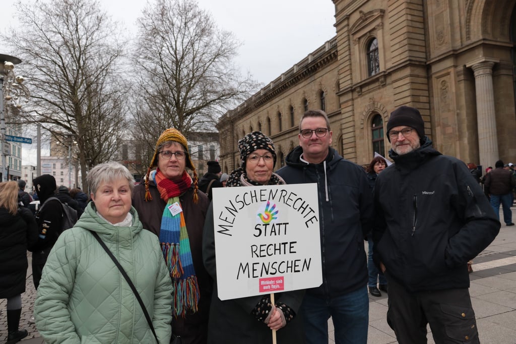 "Menschenrechte statt rechte Menschen" steht auf dem Plakat. Eine Gruppe aus der Kirchgemeinde Dornburg beteiligte sich an der Demonstration. 