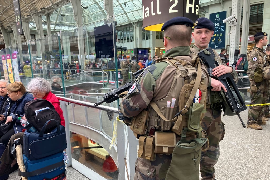 Soldaten patrouillieren im Pariser Bahnhof Gare de Lyon nach einer Messerattacke.