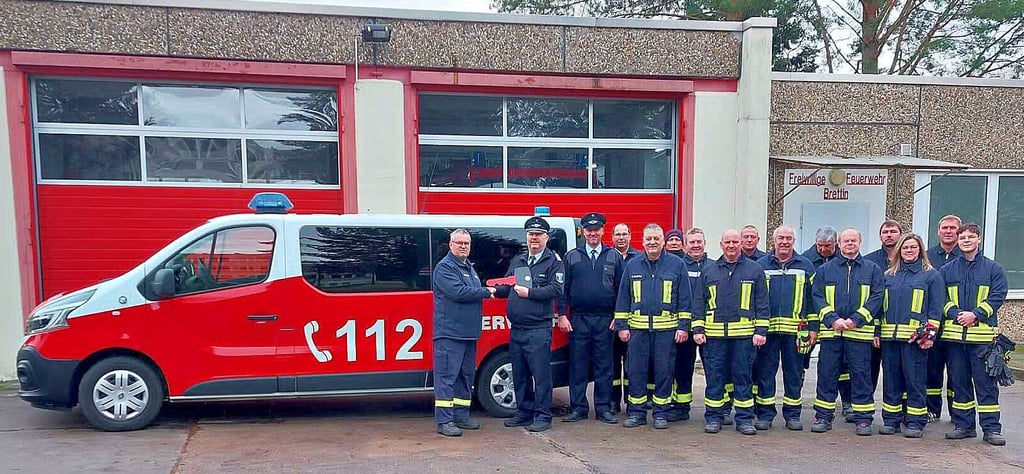 Vize-Stadtwehrleiter Dirk Bothur (l.) überreicht den Fahrzeugschlüssel an Wehrleiter Dirk Ludwig.