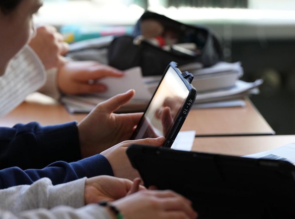 Schüler mit einem Tablet: Den Schulleitungen zufolge fehlt Geld für die Digitalisierung.