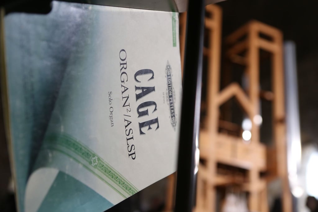 Die Partitur des Musikstücks „ORGAN2/ASLSP“ von John Cage liegt auf einem Notenständer im Inneren der Burchardi-Kirche.