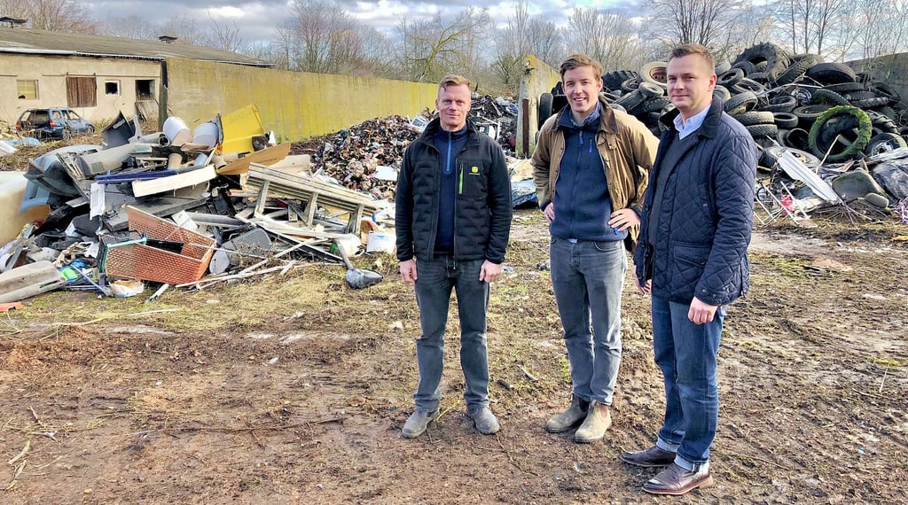 Die AVG-Geschäftsführer Sebastian Möller (l.) und Carl-Philipp Bartmer (M.) besprechen mit Frank Steinhoff (r.) von der Recyclingfirma das Vorgehen.