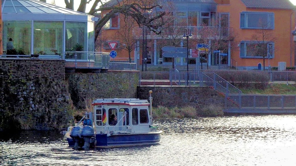 Mit spezieller Technik ist die „Sonora“ auf dem Flechtinger Schloss-See unterwegs.