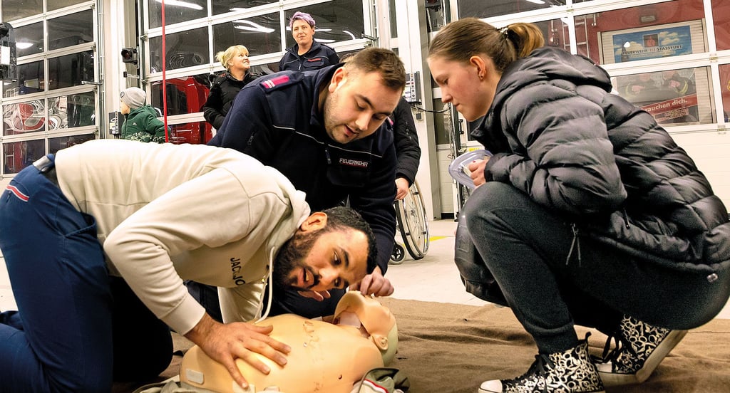 Basel und Celine waren zwei der Gäste. Sie übten schon bald unter Anleitung eine Herz-Lungen-Wiederbelebung.