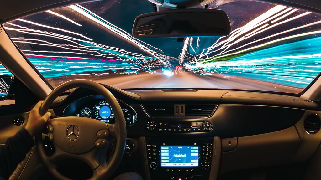 Die Polizei hat auf der A 9 nahe des Hermsdorfer Kreuzes einen Raser gestellt.