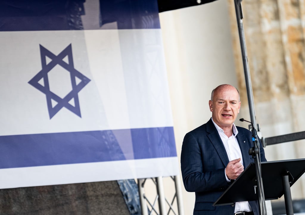 Kai Wegner (CDU), Regierender Bürgermeister von Berlin, spricht auf einer Solidaritätsdemo für Israel auf dem Pariser Platz am Brandenburger Tor.