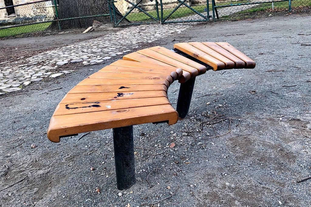 Ein Sitzelement auf dem neuen Spielplatz im Neustädter Kirchhof ist bereits beschädigt worden.