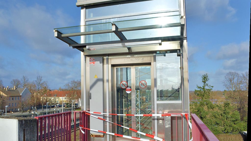 Der Fahrstuhl auf Bahnsteig 2 in Osterburg im Kreis Stendal ist seit der Silvesternacht 2023/24 schwer beschädigt.