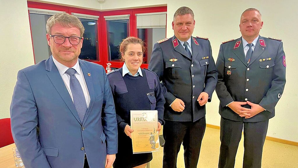 Herzlichen Glückwunsch an Helene Heyer von Bert Knoblauch (von links), Maik Häring und Gunnar Ulrich.