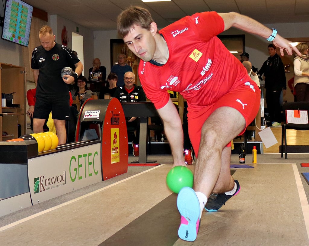 Christian Wilke (rechts) hatte mit dem besten Gästespieler Sebastian Hartmann keine Probleme. Er besiegte ihn mit 3:1 Satzpunkten und dem Tagesbestwert von 706:655 Kegeln deutlich.