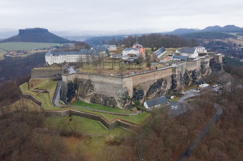 Die historische Wehranlage der Festung Königstein vor dem Lilienstein.