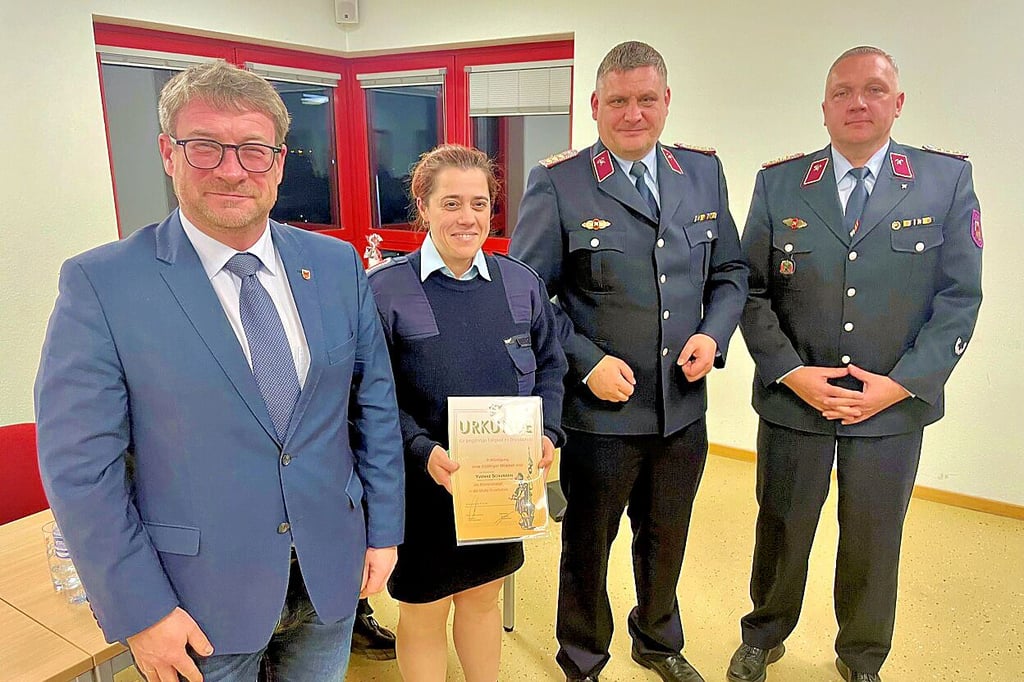 Herzlichen Glückwunsch an Helene Heyer von Bert Knoblauch (von links), Maik Häring und Gunnar Ulrich.