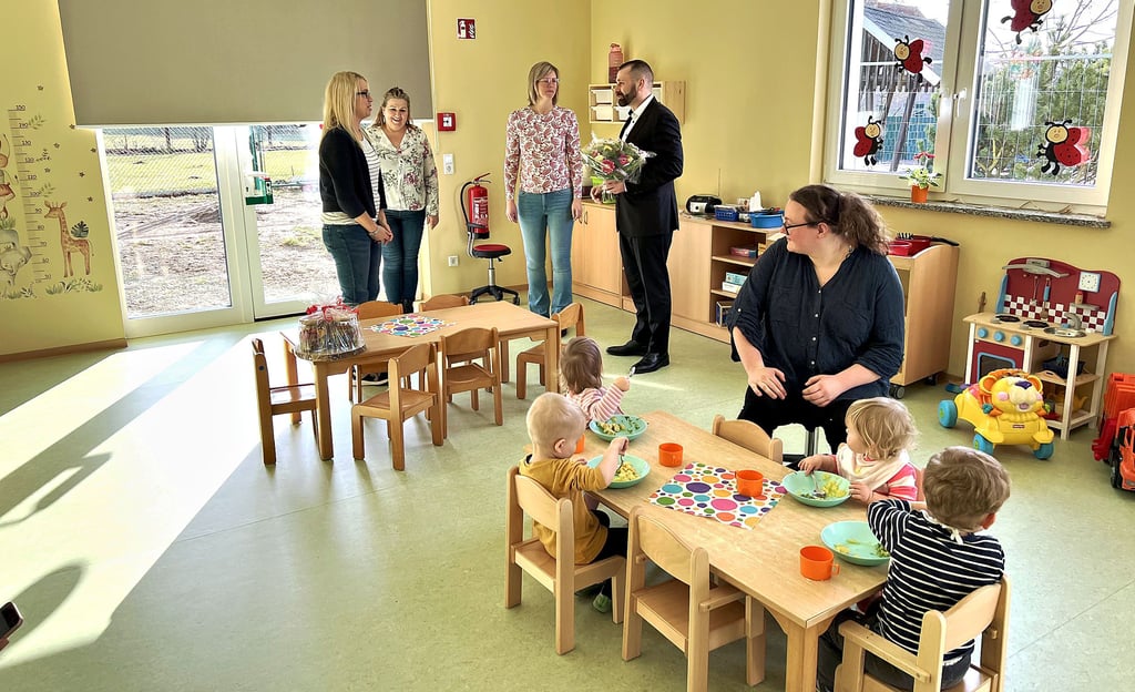 Während Bürgermeister und Kita-Leitung den Neustart der „Wiesenzwerge“ offiziell einläuten, fühlen sich die ersten Kinder schon wohl.