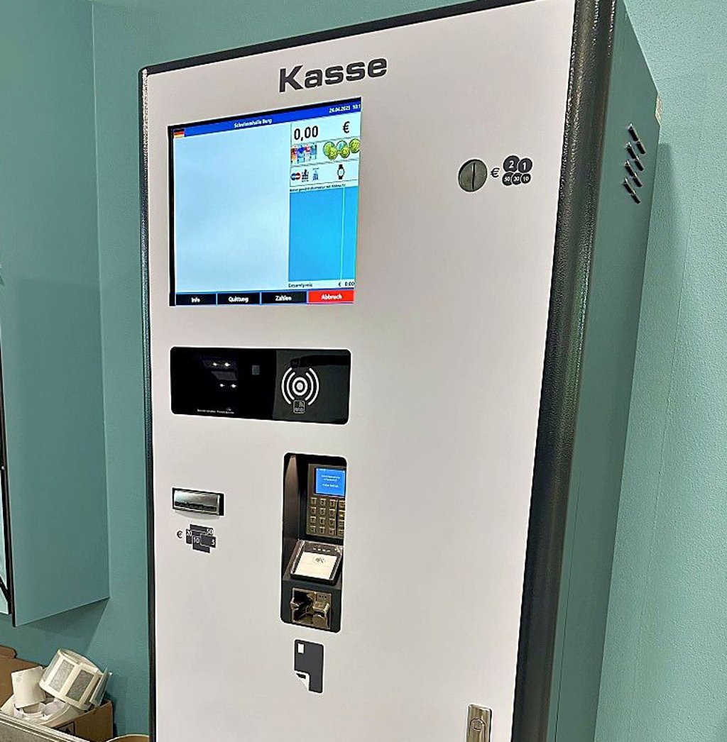 Der Kassenautomat in der Burger Schwimmhalle.