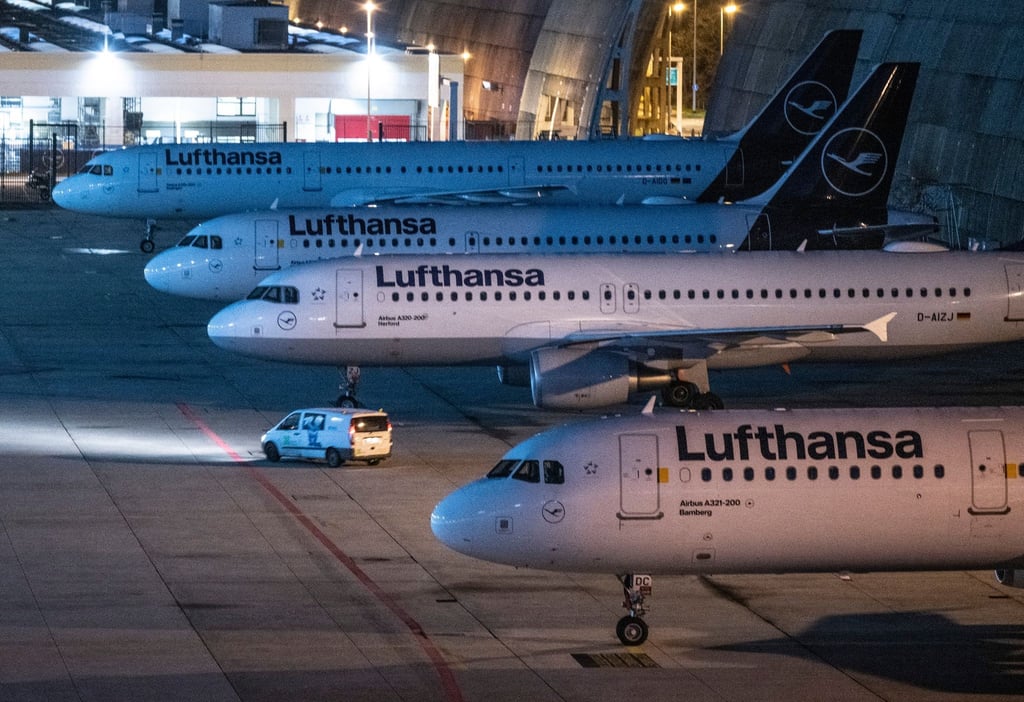 Abgestellte Passagiermaschinen der Lufthansa auf dem Flughafen Frankfurt.