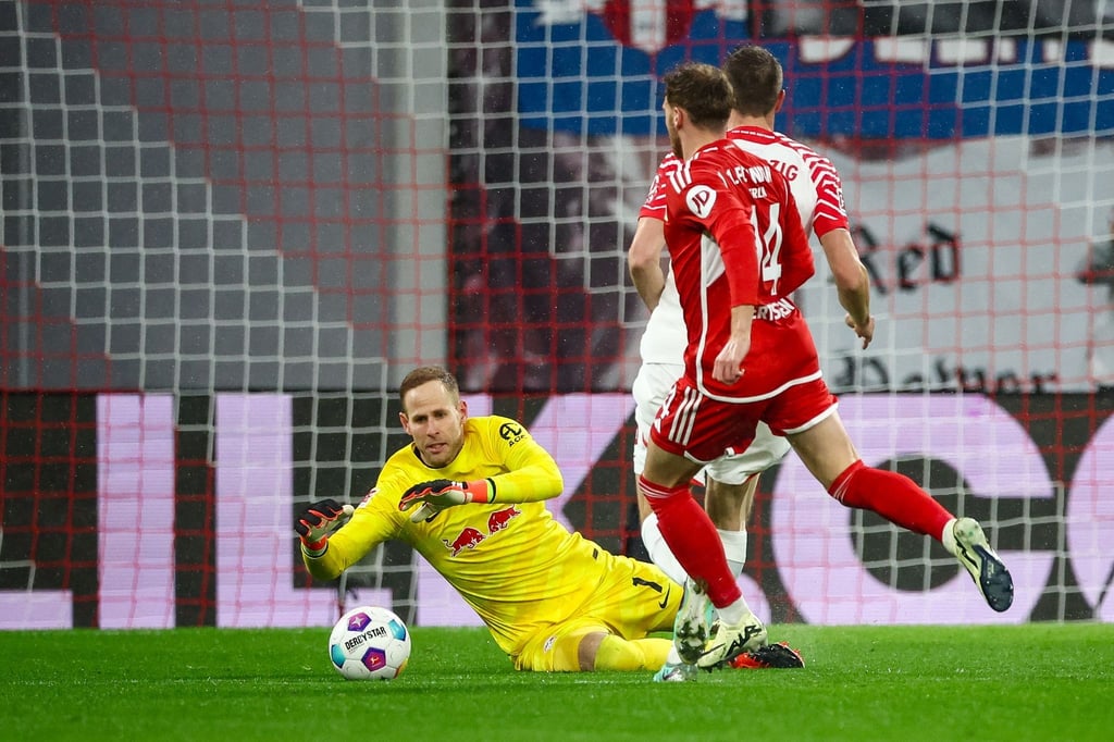 Leipzigs Torwart Peter Gulacsi rettet hier gegen Unions Yorbe Vertessen, rechts Leipzigs Lukas Klostermann.