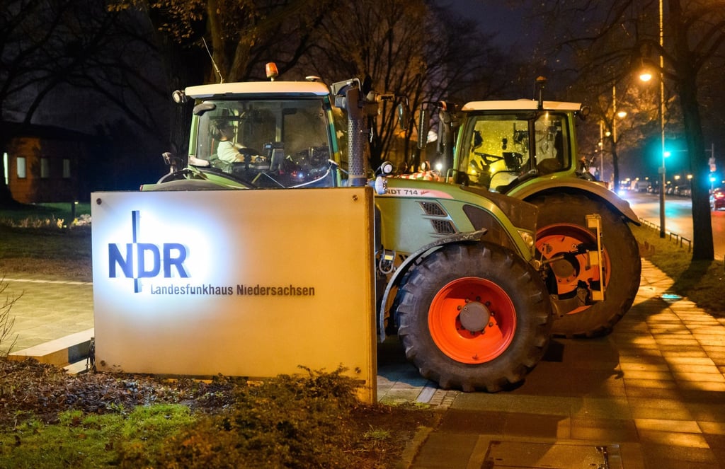 Trecker blockieren das Landesfunkhaus Niedersachsen des Norddeutschen Rundfunks.