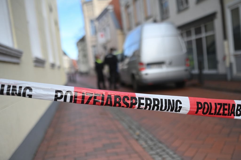 Die Spurensicherung aus Osnabrück und Lingen Trift an dem mit Flatterband abgesperrten Einsatzort ein.